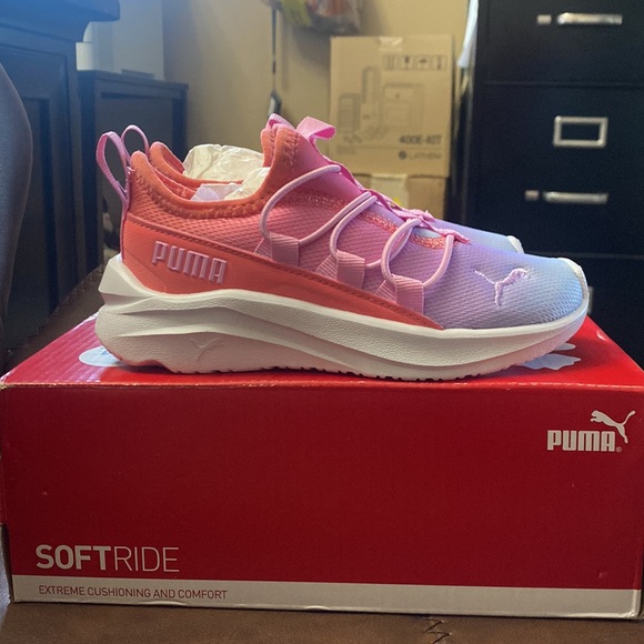 Puma brand new kids/girls shoes size 11. - Picture 2 of 6